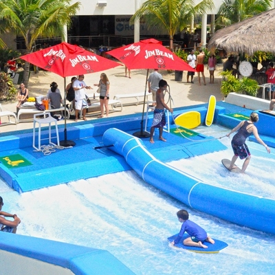 Занимаясь серфингом езда воды Flowrider, весьма езда потехи спорта для привлекательностей воды
