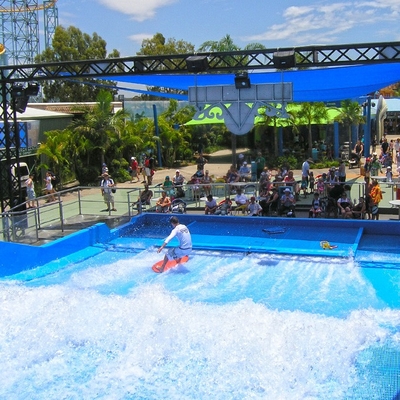 Занимаясь серфингом езда воды Flowrider, весьма езда потехи спорта для привлекательностей воды