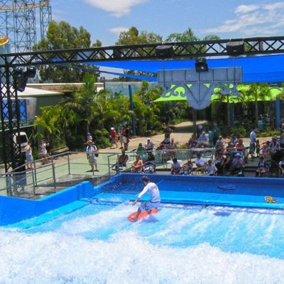 Симулятор серфинга на водной аттракционе Flowrider с пропускной способностью 160-240 человек в час, двигателем для серфинга мощностью 37 кВт и резервуаром объемом 150 000 литров