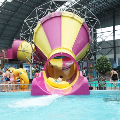 Waterslide детей над скольжением воды бассеина земли для игры воды семьи взаимодействующей