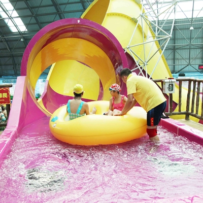 Waterslide детей над скольжением воды бассеина земли для игры воды семьи взаимодействующей