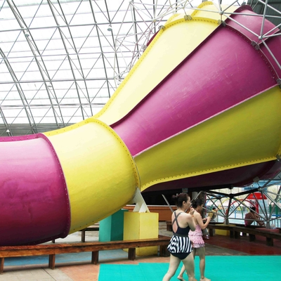 Waterslide детей над скольжением воды бассеина земли для игры воды семьи взаимодействующей