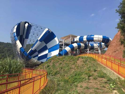 Abyss Slide AB-01 Водная горка из стекловолокна с клеверным плотом на 4 человека и рупорным корпусом диаметром 18 м с 15-метровой платформы